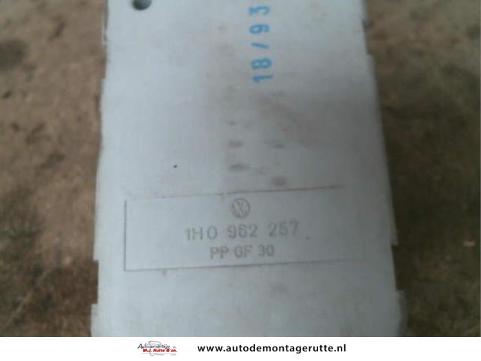 Central locking motor from a Volkswagen Golf III (1H1) 1.4 CL 1997