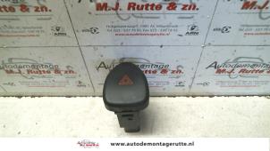 Usados Interruptor de luz de pánico Hyundai Atos 1.0 12V Prime Precio de solicitud ofrecido por Autodemontage M.J. Rutte B.V.