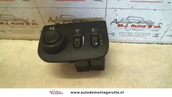 Usados Interruptor de luz Chevrolet Evanda 2.0 16V Precio de solicitud ofrecido por Autodemontage M.J. Rutte B.V.