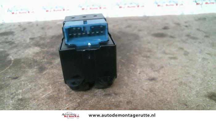 Usados Interruptor combinado de ventanillas Daewoo Leganza Precio de solicitud ofrecido por Autodemontage M.J. Rutte B.V.