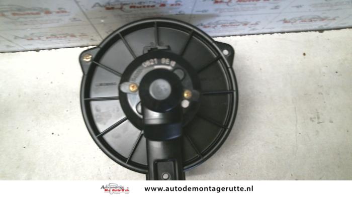 Heating and ventilation fan motor from a Toyota Yaris (P1) 1.3 16V VVT-i 2003