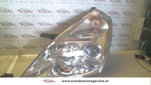 Used Headlight, left Kia Carnival/Grand Carnival 3 2.9 CRDi 16V VGT Price on request offered by Autodemontage M.J. Rutte B.V.