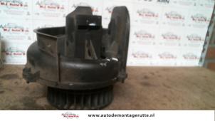 Used Heating and ventilation fan motor Renault Clio (B/C57/357/557/577) 1.8 Autom. Kat. Price on request offered by Autodemontage M.J. Rutte B.V.