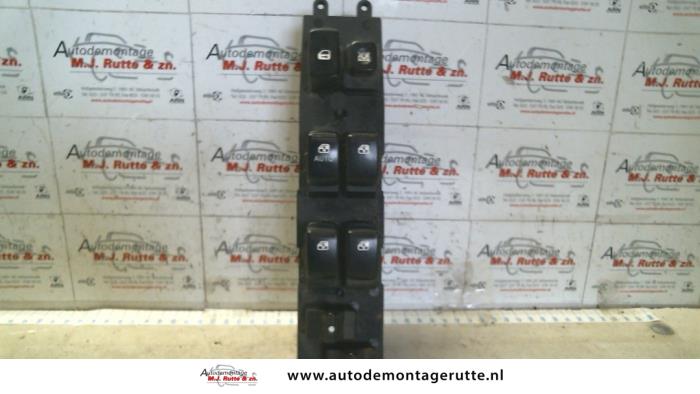 Usados Interruptor combinado de ventanillas Kia Carnival/Grand Carnival 3 2.9 CRDi 16V VGT Precio de solicitud ofrecido por Autodemontage M.J. Rutte B.V.