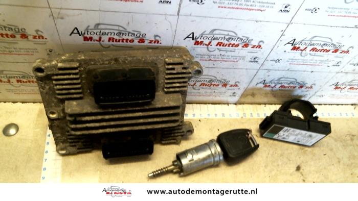 Używane Stacyjka + Kluczyk Opel Astra G (F08/48) 1.6 Cena na żądanie oferowane przez Autodemontage M.J. Rutte B.V.