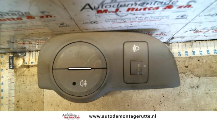 Fog light switch from a Hyundai Accent 1.4i 16V 2010