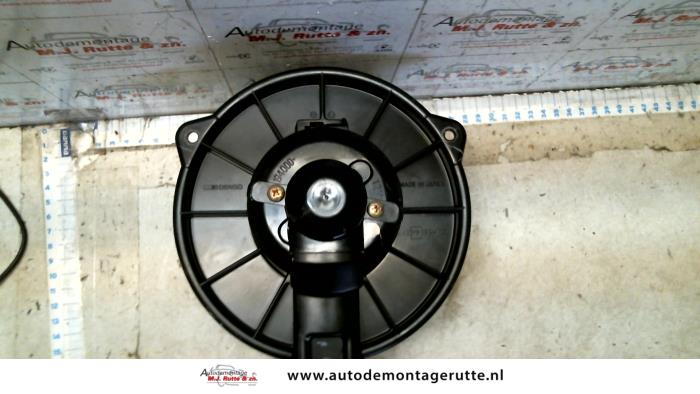 Heating and ventilation fan motor from a Toyota Yaris (P1) 1.4 D-4D 2002
