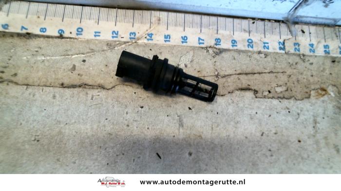 Airflow meter from a Mercedes-Benz Vito (638.1/2) 2.0 113 16V 1998