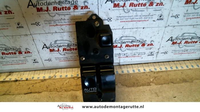 Usados Interruptor combinado de ventanillas Mitsubishi Space Runner (N1/N2) 1.8 GLi 16V Precio de solicitud ofrecido por Autodemontage M.J. Rutte B.V.