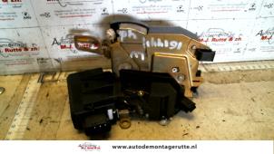 Used Door lock mechanism 4-door, front left BMW 3 serie (E36/4) 316i Price on request offered by Autodemontage M.J. Rutte B.V.