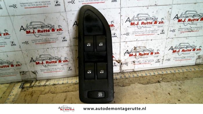 Używane Przelacznik combi okienny Renault Vel Satis (BJ) 3.5 V6 24V Autom. Cena na żądanie oferowane przez Autodemontage M.J. Rutte B.V.