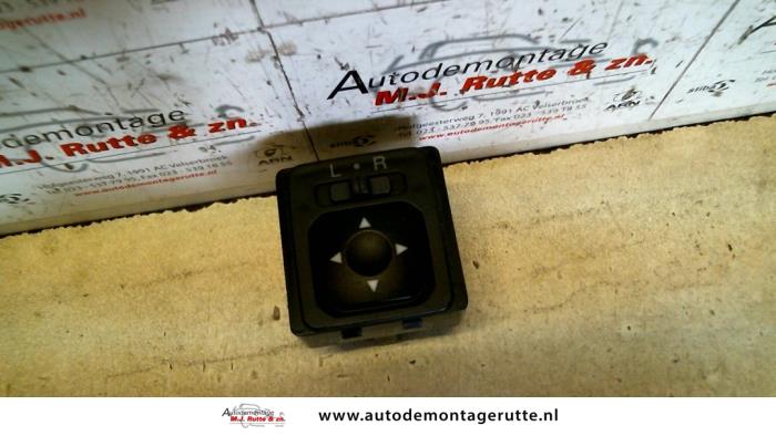 Używane Przelacznik lusterka Mitsubishi Space Runner (N6) 2.4 16V GDI GLS Cena na żądanie oferowane przez Autodemontage M.J. Rutte B.V.
