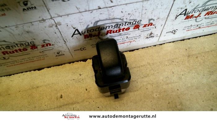 Usados Interruptor de ventanilla eléctrica Mitsubishi Space Runner (N6) 2.4 16V GDI GLS Precio de solicitud ofrecido por Autodemontage M.J. Rutte B.V.