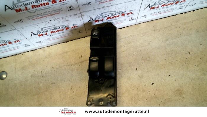 Usados Interruptor combinado de ventanillas Mitsubishi Space Runner (N6) 2.4 16V GDI GLS Precio de solicitud ofrecido por Autodemontage M.J. Rutte B.V.