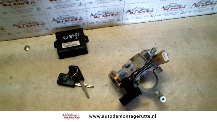 Używane Stacyjka + Kluczyk Mitsubishi Space Runner (N6) 2.4 16V GDI GLS Cena na żądanie oferowane przez Autodemontage M.J. Rutte B.V.