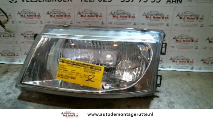 Używane Reflektor lewy Mitsubishi Space Runner (N1/N2) 1.8 GLi 16V Cena na żądanie oferowane przez Autodemontage M.J. Rutte B.V.