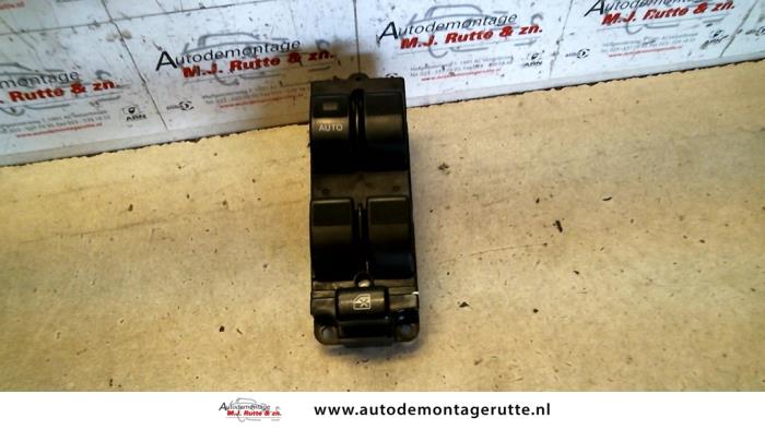 Usados Interruptor combinado de ventanillas Mazda 626 (GW19) 2.0i 16V GLX Precio de solicitud ofrecido por Autodemontage M.J. Rutte B.V.