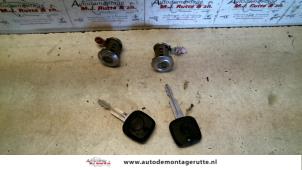 Used Door lock cylinder, left Daihatsu Cuore (L251/271/276) Price on request offered by Autodemontage M.J. Rutte B.V.
