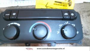 Usados Panel de control de calefacción Chrysler Voyager/Grand Voyager (RG) 2.5 CRD 16V Precio de solicitud ofrecido por Autodemontage M.J. Rutte B.V.