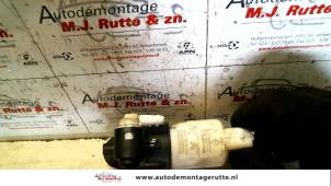 Gebrauchte Scheibensprüherpumpe vorne Renault Megane II Grandtour (KM) 2.0 16V Preis auf Anfrage angeboten von Autodemontage M.J. Rutte B.V.