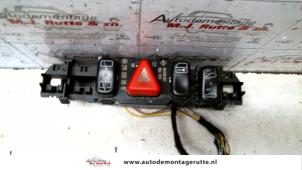 Usados Interruptor de luz de pánico Mercedes E Combi (S210) 2.6 E-240 V6 18V Precio de solicitud ofrecido por Autodemontage M.J. Rutte B.V.