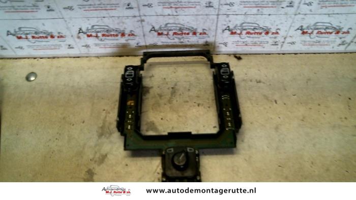 Używane Przelacznik combi okienny Mercedes C (W202) 1.8 C-180 16V Cena na żądanie oferowane przez Autodemontage M.J. Rutte B.V.