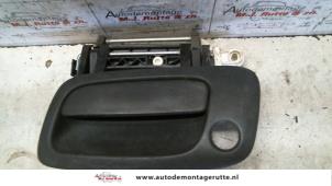 Usagé Poignée de porte avant gauche Opel Zafira (F75) 2.0 DTI 16V Prix sur demande proposé par Autodemontage M.J. Rutte B.V.
