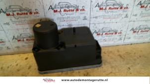 Used Electric central locking vacuum pump Volkswagen Golf III (1H1) 1.6 CL Price on request offered by Autodemontage M.J. Rutte B.V.