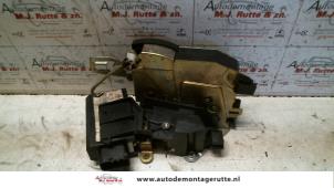 Used Door lock mechanism 4-door, front left BMW 3 serie Touring (E36/3) 316i Price on request offered by Autodemontage M.J. Rutte B.V.