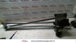 Used Wiper motor + mechanism Citroen Jumper (U5/ZB) 2.8 HDi Price on request offered by Autodemontage M.J. Rutte B.V.