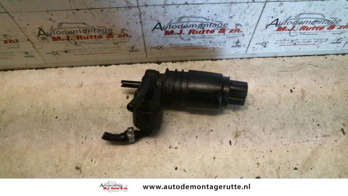 Windscreen washer pump from a BMW 3 serie Touring (E36/3) 316i 1997