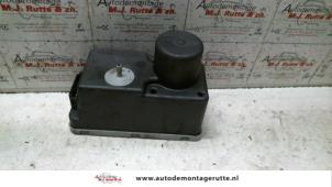 Używane Pompa prózniowa elektrycznego zamka drzwiowego Volkswagen Golf III (1H1) 1.8 GL,GT Cena na żądanie oferowane przez Autodemontage M.J. Rutte B.V.