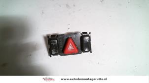 Usados Interruptor de luz de pánico Mercedes E Combi (S210) 3.2 E-320 CDI 24V Precio de solicitud ofrecido por Autodemontage M.J. Rutte B.V.