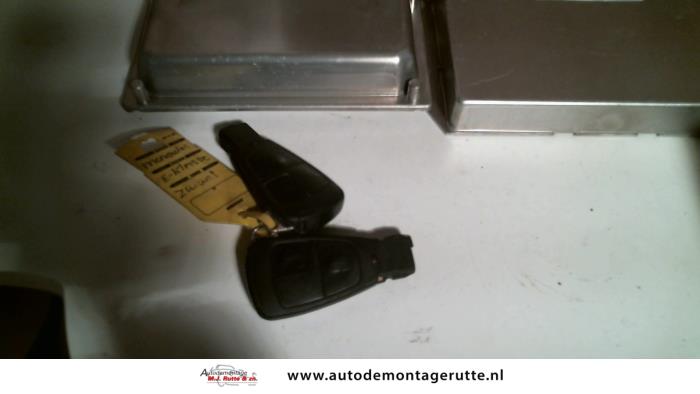 Cerradura de contacto y llave de un Mercedes-Benz E Combi (S210) 3.2 E-320 CDI 24V 1999