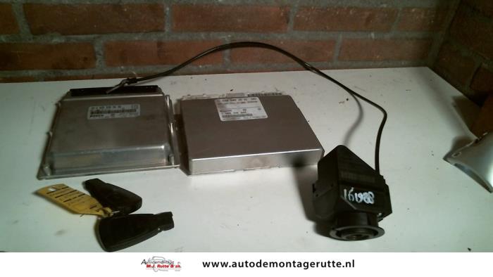 Używane Stacyjka + Kluczyk Mercedes E Combi (S210) 3.2 E-320 CDI 24V Cena na żądanie oferowane przez Autodemontage M.J. Rutte B.V.
