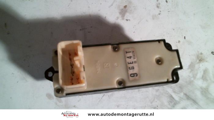 Interruptor combinado de ventanillas de un Mazda 626 (GW19) 1.8i 16V 2001