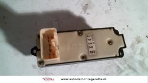 Interruptor combinado de ventanillas de un Mazda 626 (GW19) 1.8i 16V 2001