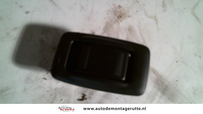Usados Interruptor de ventanilla eléctrica Mazda 626 (GW19) 1.8i 16V Precio de solicitud ofrecido por Autodemontage M.J. Rutte B.V.