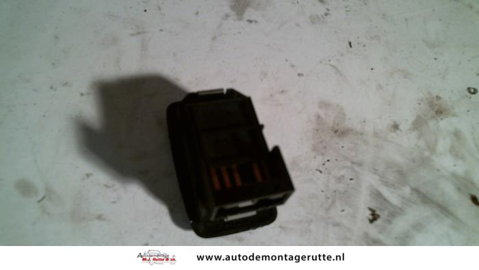 Usados Interruptor de ventanilla eléctrica Mazda 626 (GW19) 1.8i 16V Precio de solicitud ofrecido por Autodemontage M.J. Rutte B.V.