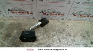 Usados Interruptor de ventanilla eléctrica Opel Corsa Precio de solicitud ofrecido por Autodemontage M.J. Rutte B.V.