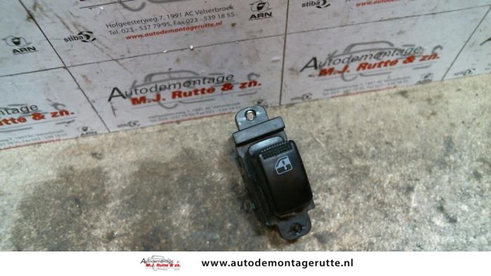 Usados Interruptor de ventanilla eléctrica Kia Rio (DC22/24) 1.5 RS,LS 16V Precio de solicitud ofrecido por Autodemontage M.J. Rutte B.V.