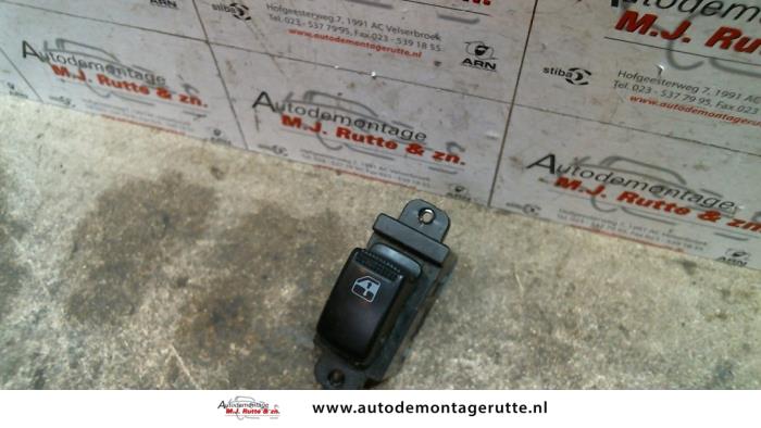 Usados Interruptor de ventanilla eléctrica Kia Rio (DC22/24) 1.5 RS,LS 16V Precio de solicitud ofrecido por Autodemontage M.J. Rutte B.V.