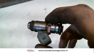 Usados Inyector (inyección de gasolina) Renault Twingo (C06) 1.2 16V Precio € 20,00 Norma de margen ofrecido por Autodemontage M.J. Rutte B.V.