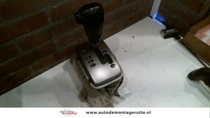 Used Gear stick Kia Sorento I (JC) 2.5 CRDi 16V Price on request offered by Autodemontage M.J. Rutte B.V.