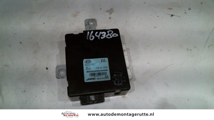 Used Body control computer Kia Sorento I (JC) 2.5 CRDi 16V Price on request offered by Autodemontage M.J. Rutte B.V.
