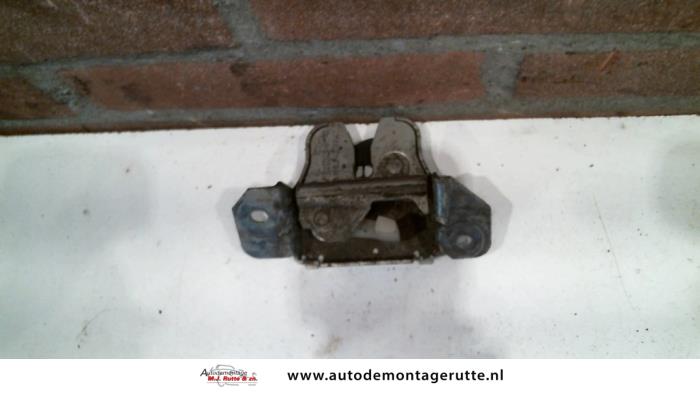 Tailgate lock stop from a Mercedes-Benz A (W168) 1.6 A-160 1997