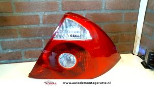 Używane Tylne swiatlo pozycyjne prawe Ford Mondeo III 2.0 16V Cena na żądanie oferowane przez Autodemontage M.J. Rutte B.V.