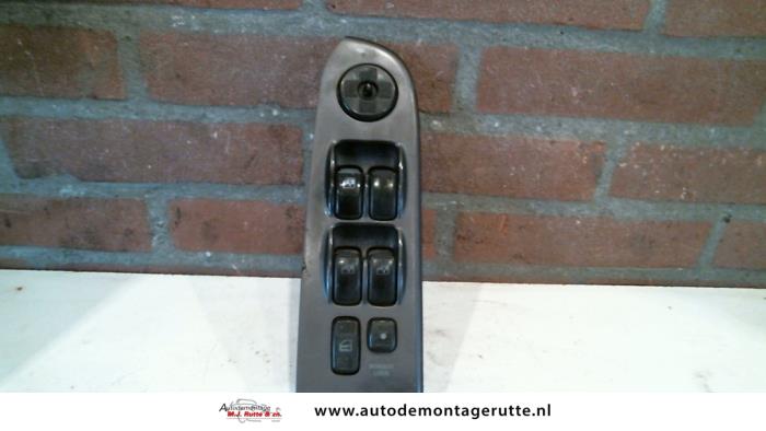 Usados Interruptor combinado de ventanillas Hyundai Trajet 2.0 CRDi 16V Precio de solicitud ofrecido por Autodemontage M.J. Rutte B.V.