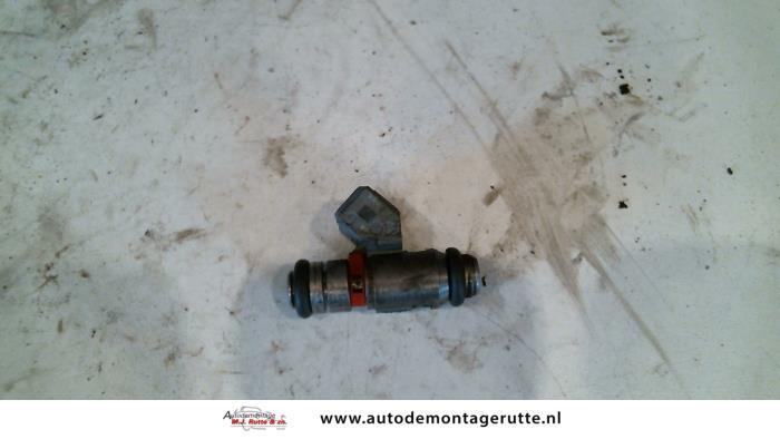Injector (petrol injection) from a Volkswagen Polo III (6N2) 1.4 16V 75 2000