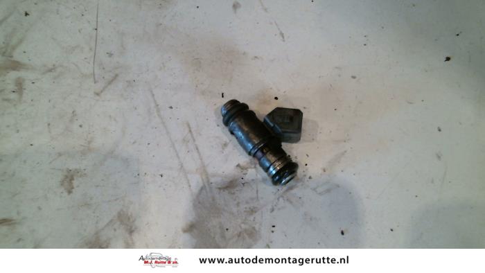Injector (petrol injection) from a Volkswagen Polo III (6N2) 1.4 16V 75 2000